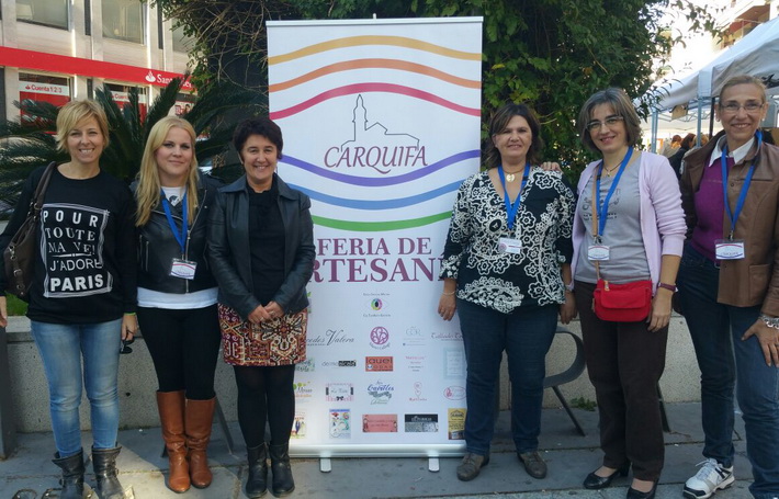 IU muestra su apoyo al pequeño comercio y a las mujeres artesanas.